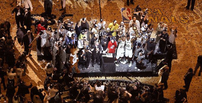 NBA编年史(2002-03):姚明来了! <a href=/lanqiuremen/spurs/ target=_blank class=infotextkey>马刺</a>复仇<a href=/lanqiuremen/lakers/ target=_blank class=infotextkey>湖人</a>
